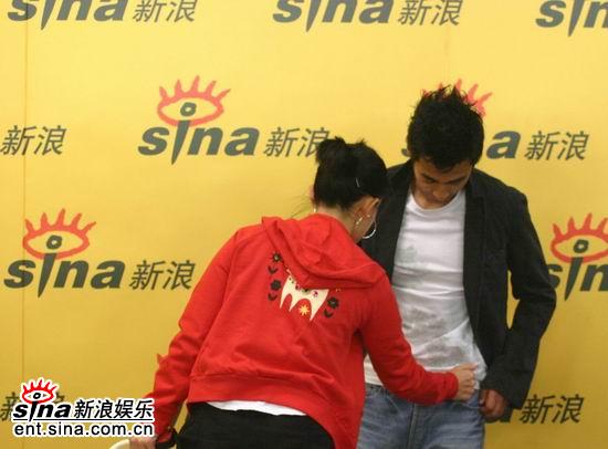 图文:赵文卓女友体贴入微