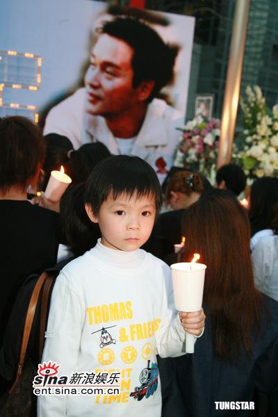 图文:张国荣去世3周年-小朋友手举白烛