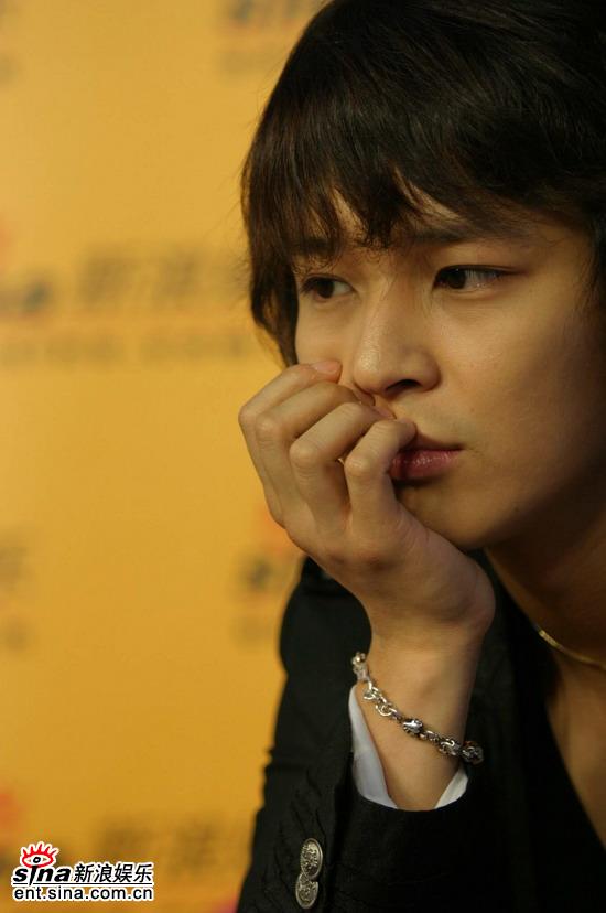 图文：“百合王子”金正勋做客新浪--动作可爱