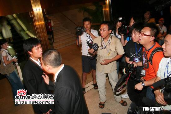 图文:华谊兄弟12周年庆典--媒体与保安发生冲突