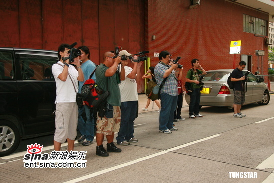 图文：香港艺人关海山今早去世--媒体纷纷等候
