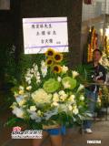 组图:周润发为岳父设灵“发嫂”难掩哀伤神情