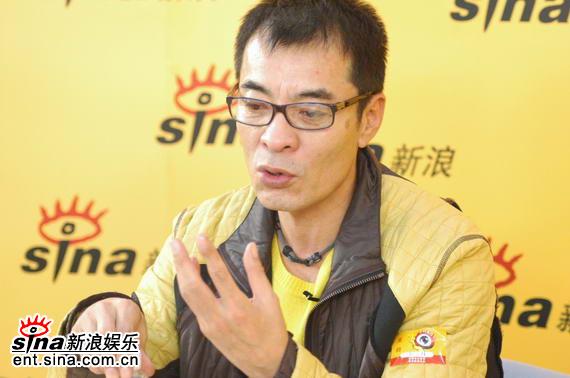 图文：演员刘威做客新浪聊天--手舞足蹈