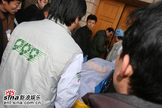 图文：马季遗体抵达八宝山--遗体抬入灵堂