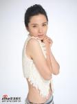 组图：李佳镂空上衣拍性感写真展现多面妩媚