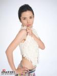组图：李佳镂空上衣拍性感写真展现多面妩媚