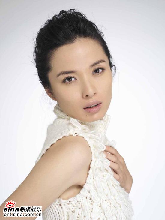 图文：李佳镂空上衣拍性感写真-性感蛮腰