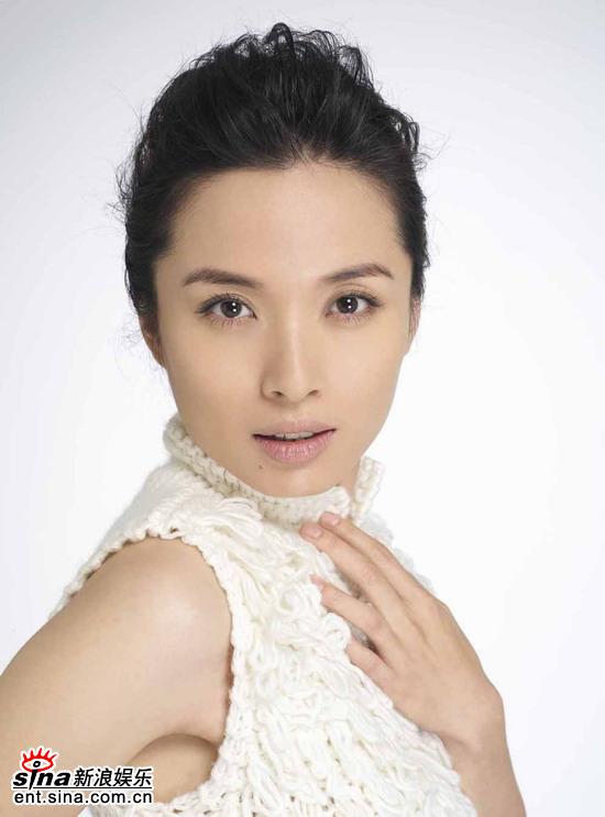 图文：李佳镂空上衣拍性感写真-蕾丝花边