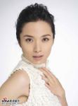 组图：李佳镂空上衣拍性感写真展现多面妩媚