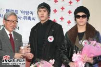 组图：sgwannabe与李英雅受颁红十字宣传大使