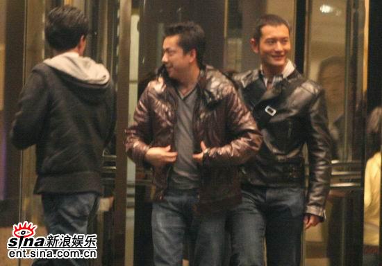 图文：黄晓明新女友-黄晓明王中磊玩得开心