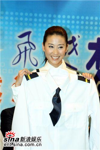 图文：苗圃考飞行驾照飞越海峡-帅气制服