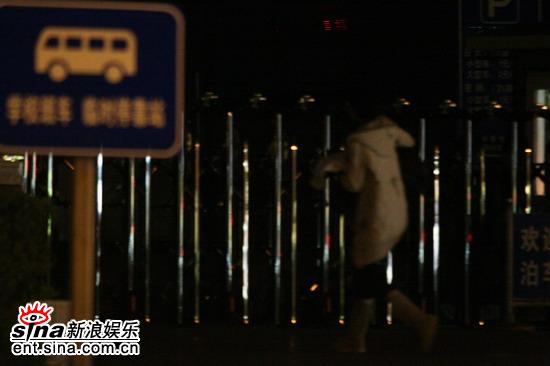 图文：高圆圆夜宿夏雨家-高圆圆先撤到夏雨家