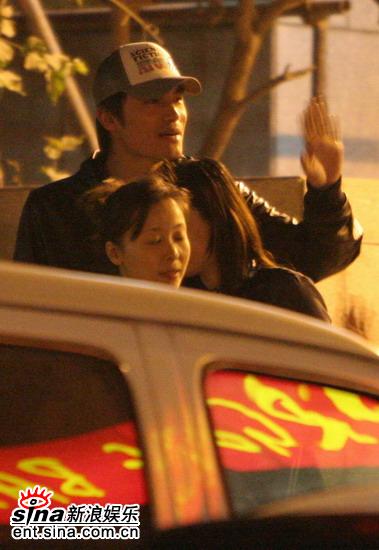 图文：柯蓝与耿乐秘密同居--耿乐与朋友告别