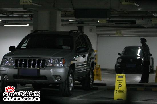 图文：柯蓝与耿乐秘密同居--两人的车在地库