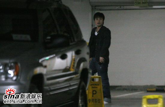 图文：柯蓝与耿乐秘密同居--耿乐为柯蓝修车
