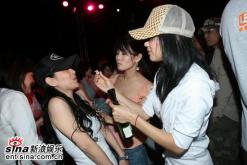 组图：那英男友夜店开业众星捧场老板娘不现身