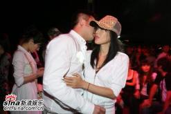 组图：那英男友夜店开业众星捧场老板娘不现身