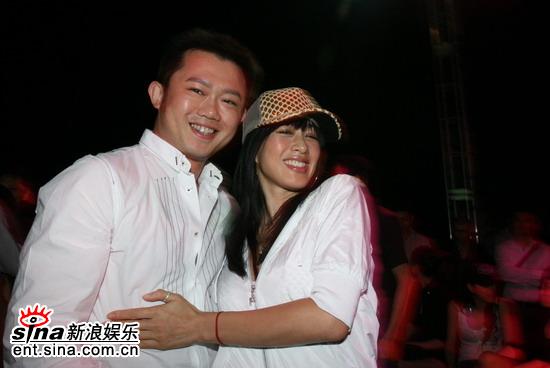 图文：众明星夜店狂欢--李东田与钟丽缇亲密合影