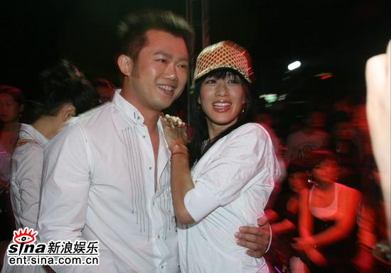 图文：众明星夜店狂欢--钟丽缇笑容灿烂