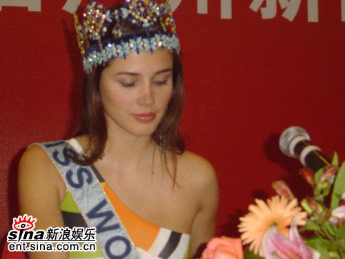 组图：世界小姐总决赛揭幕前冠军美丽征服全场