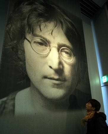约翰·列侬12岁时在作业本上画的一些水彩画,素描昨天拍卖.