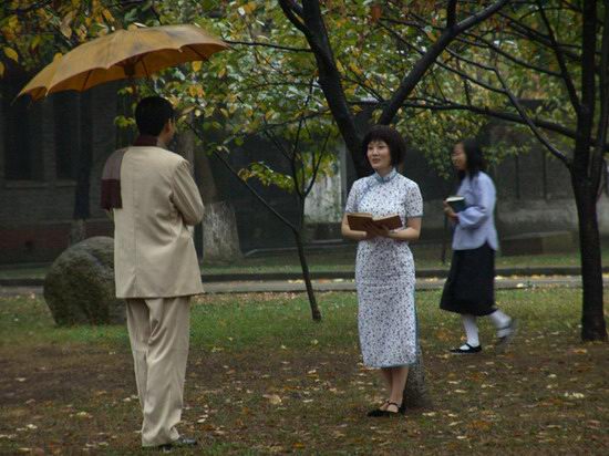 《月影风荷》拍摄不扰民 群众演员冒雨过戏瘾