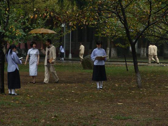 《月影风荷》拍摄不扰民群众演员冒雨过戏瘾