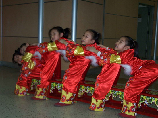 2006央视春晚首次彩排 小舞蹈演员们排练(图)