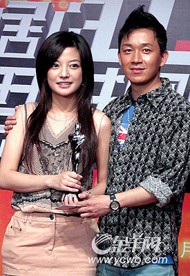 赵薇与戏中丈夫潘粤明碰头(余姝陈舒摄)2005年度十佳收视电视剧第1名