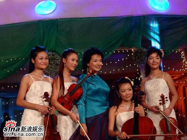 资料图片：江城月-中华情晚会-柏文与女子提琴组