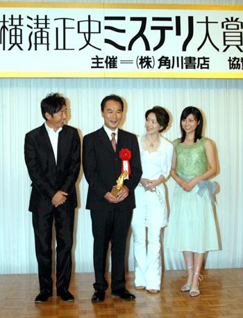 点击此处查看全部娱乐图片3位主要演员,左起:若村麻由美,石田纯一