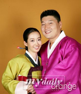 韩国著名主持人姜浩东首次公开婚纱照