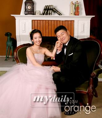组图韩国著名主持人姜浩东首次公开婚纱照