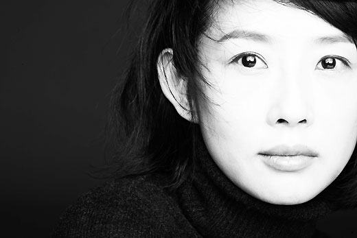 组图：崔真实黑白写真《坏女人好女人》1月播