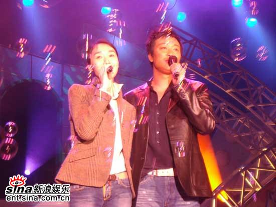 陈莉娜刘磊做客综艺节目现场“深情相拥”(图)