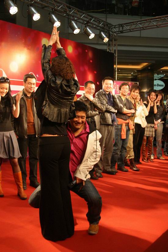 《舞林大会-主持人舞蹈大赛》上海火爆签售(图