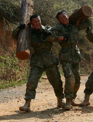 李晨陈思成领衔《士兵突击》吃苦为好作品(图)