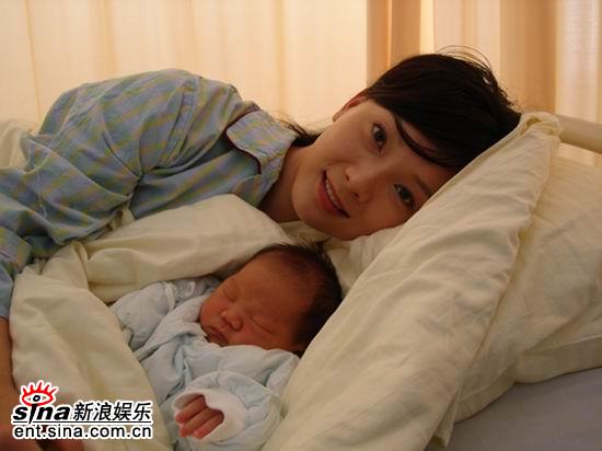 首演年轻妈妈与刚出生婴儿对戏