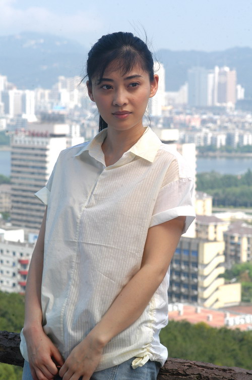 昨日在沪上播到第4集,剧集末尾主演梅婷(blog 以18岁青春造型正式
