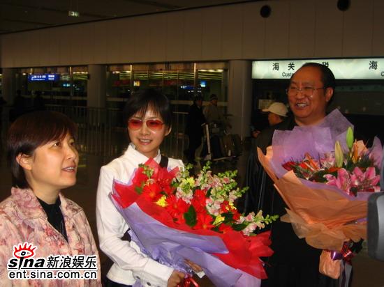 组图：本届国际艾美奖最佳女主角何琳顺利返京