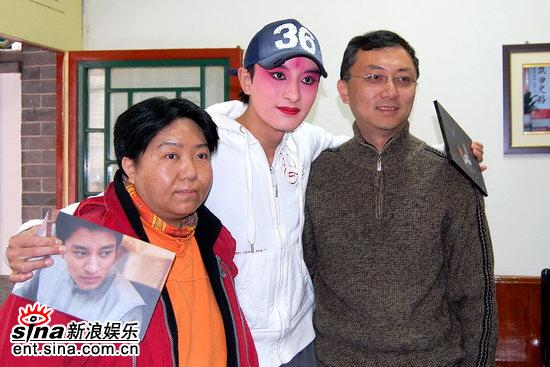 贾乃亮《生死桥》剧组庆生田沁鑫送祝福(组图)