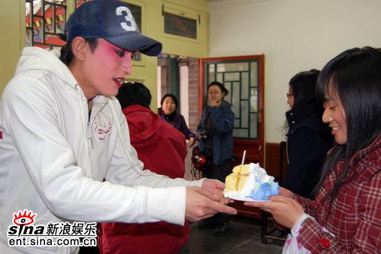 贾乃亮《生死桥》剧组庆生田沁鑫送祝福(组图)