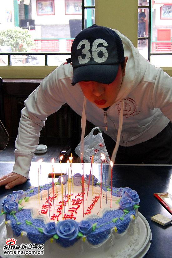 贾乃亮《生死桥》剧组庆生田沁鑫送祝福(组图)