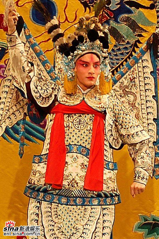 贾乃亮《生死桥》剧组庆生田沁鑫送祝福(组图)
