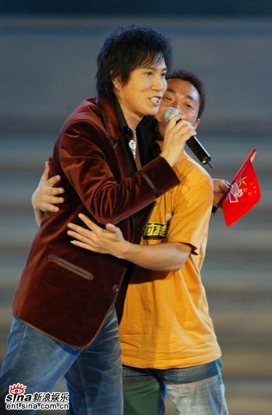 图文:《欢乐中国行--魅力温州》-潘安邦与歌迷