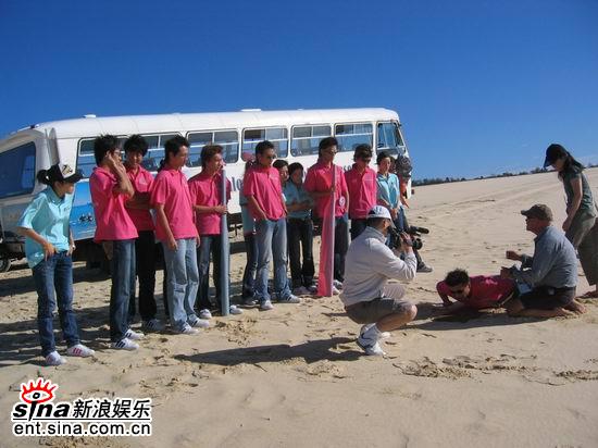 图文:青春之星农庄之旅-澳方人员指导选手滑沙