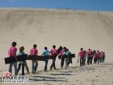 组图:青春之星澳洲农庄之旅选手与考拉合影