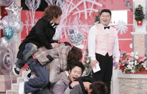 图文:韩国爆笑节目《情书》-现场玩起叠罗汉