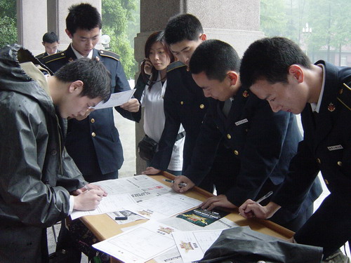 图文:风雨挡不住“好男儿”-海工大现场报名